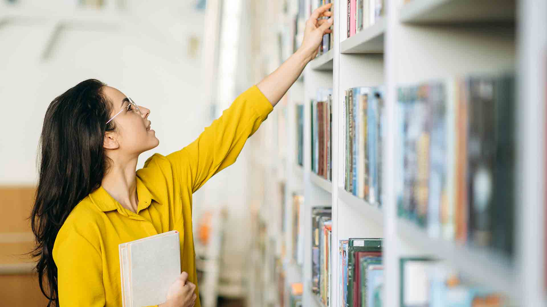 Stock image of library shelves © Shutterstock
