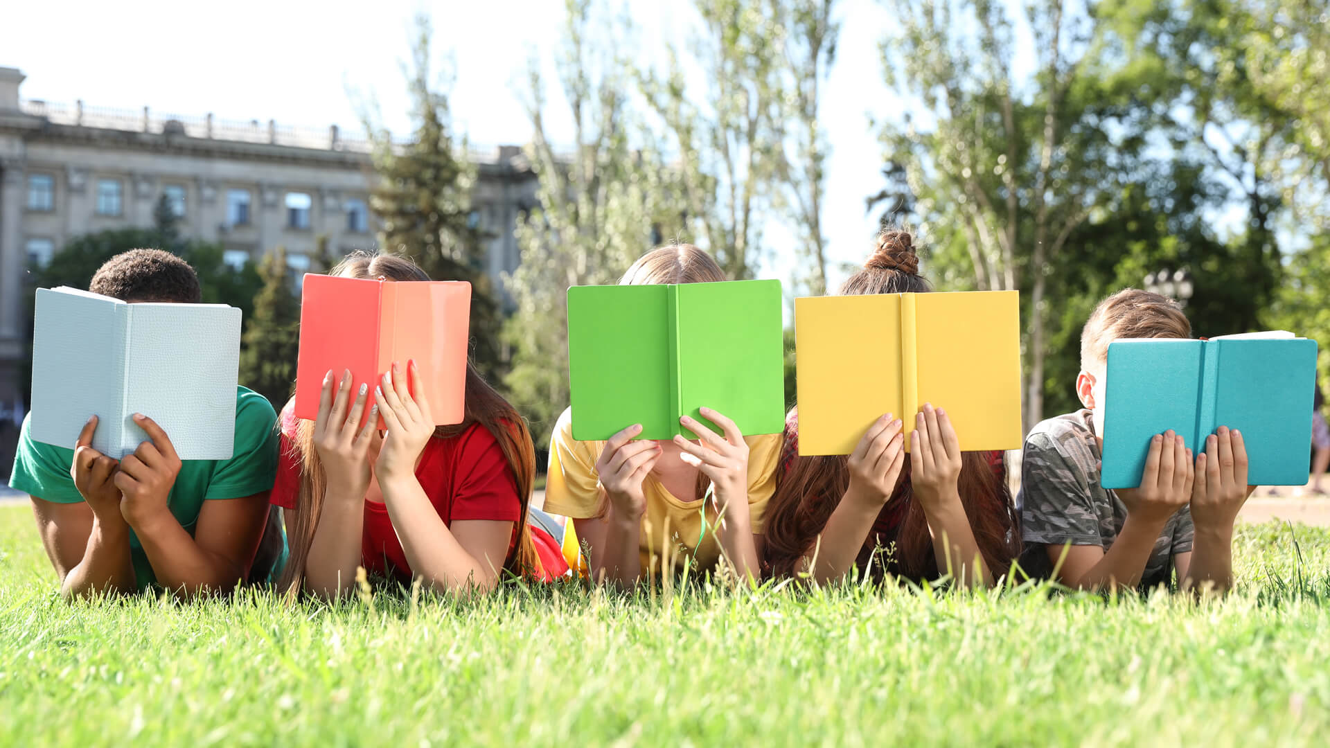 Children reading © Shutterstock