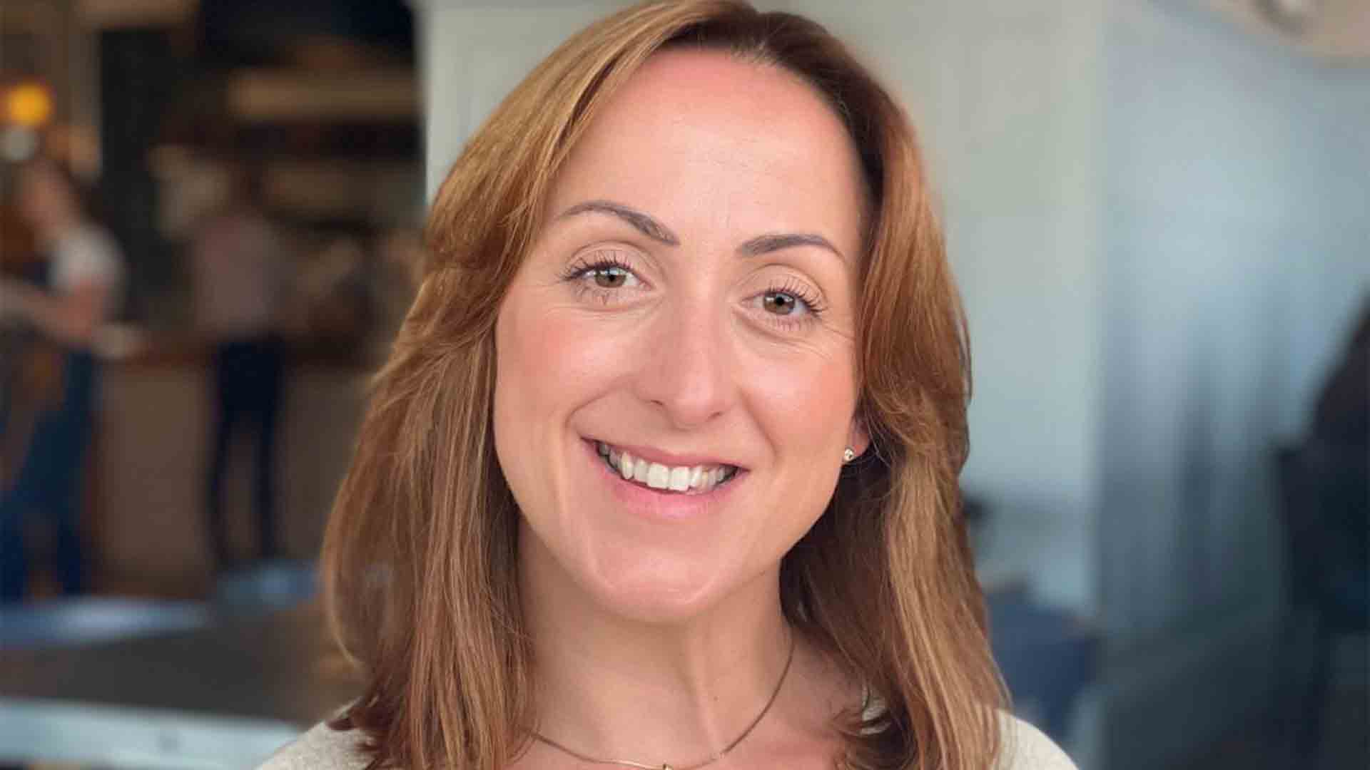 HQ chiến thắng trong cuộc đấu giá sáu bên cho tác phẩm đầu tay của nữ diễn viên Natalie Cassidy đến từ EastEnders