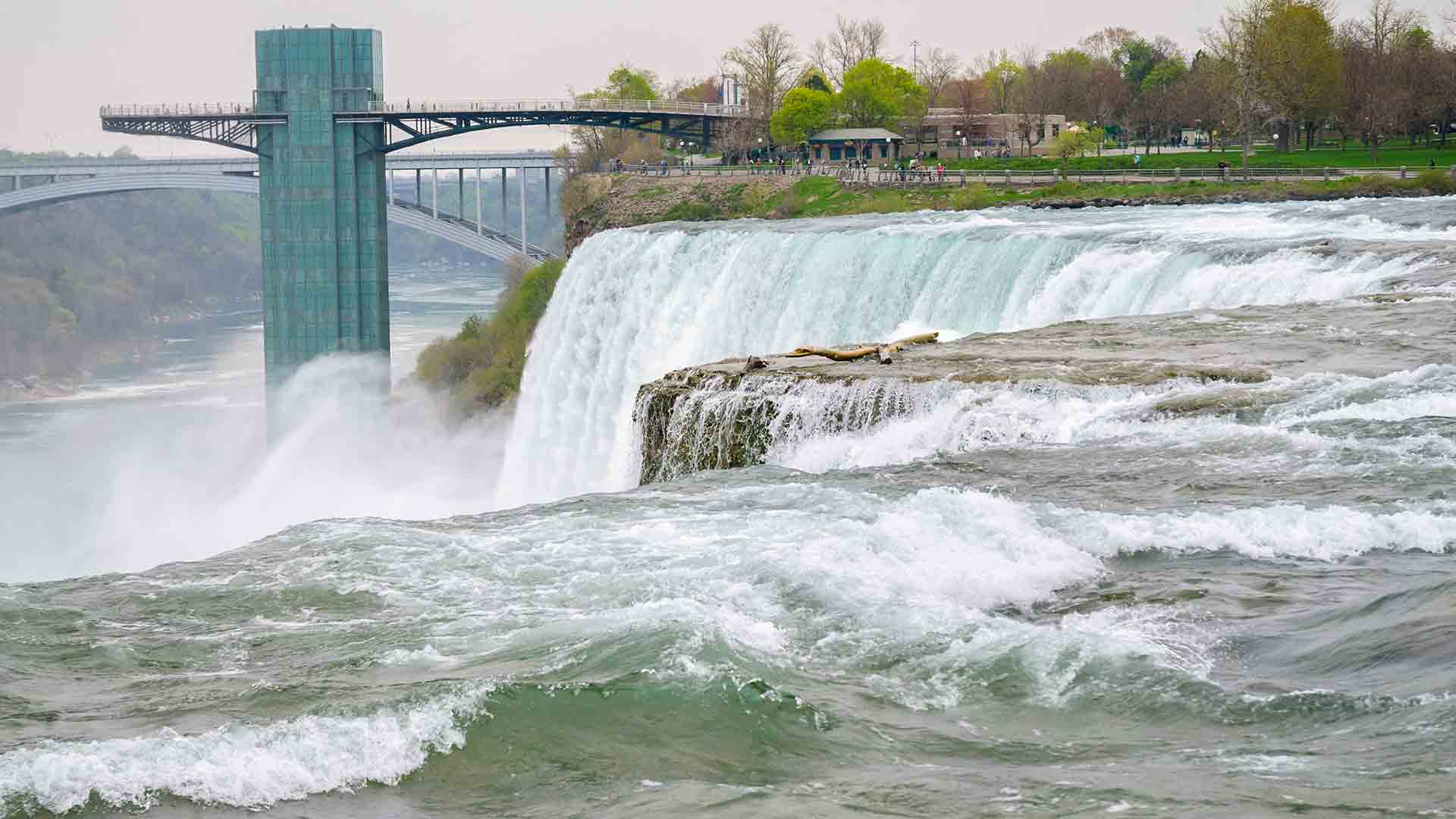 Niagra falls Canada (c) Shutterstock