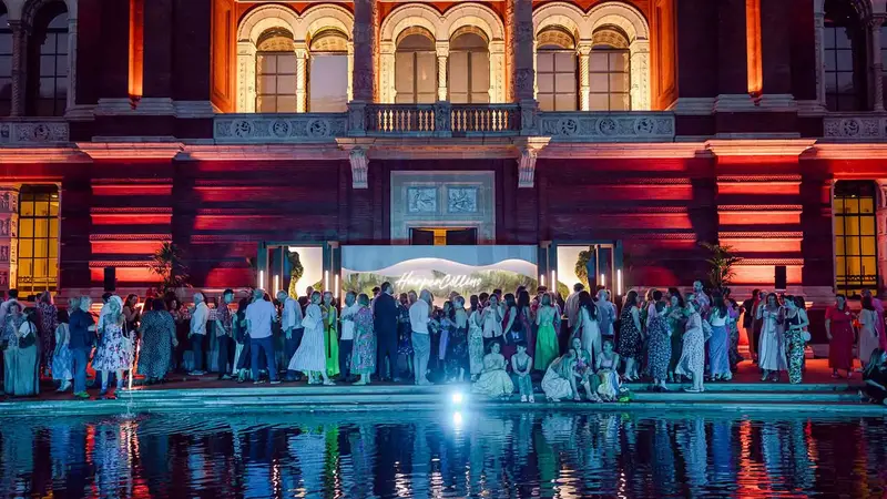 Hundreds gather in 33C heat at V&A Museum for annual HarperCollins summer party