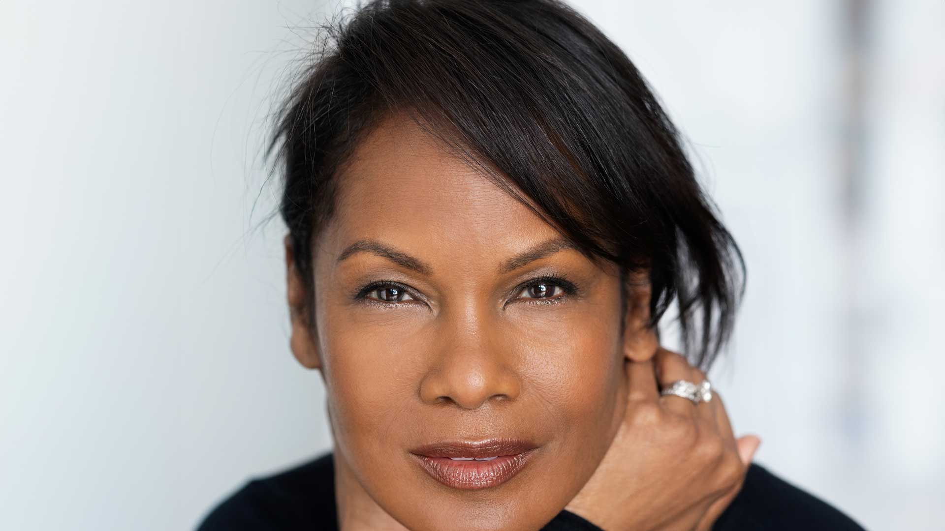 Robinne Lee c Theo and Juliet