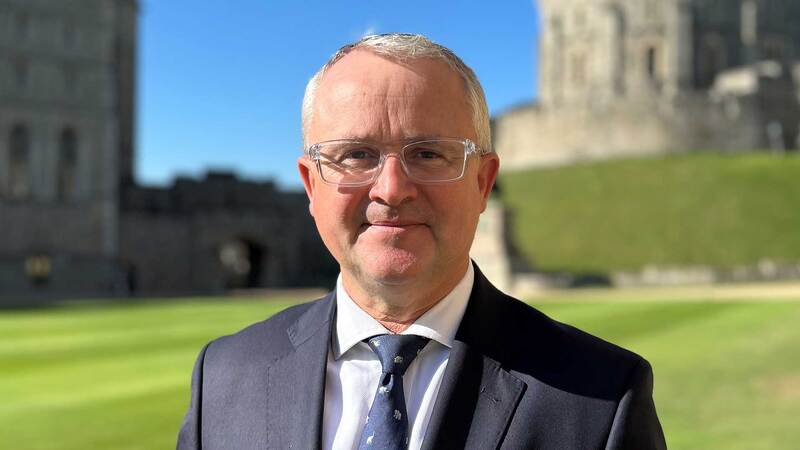 Century acquires The Four Wives of Windsor from royal correspondent Simon Vigar